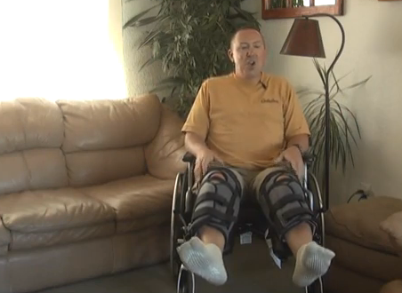 Båda benen bröts – nu får han sitta i rullstol resten av sommaren.